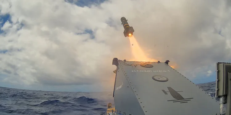 Lockheed Martin'e ait bir JAGM füzesi, RIMPAC tatbikatı sırasında Saildrone Surveyor insansız su üstü aracından fırlatılıyor