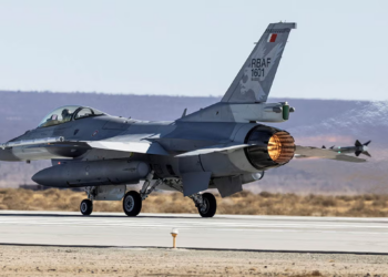Bahreyn Hava Kuvvetlerine (RBAF) ait F-16 savaş uçağı Edwards Hava Kuvvetleri Üssü'nde Viper Shield elektronik harp donanımıyla kalkış yaparken.