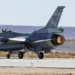 Bahreyn Hava Kuvvetlerine (RBAF) ait F-16 savaş uçağı Edwards Hava Kuvvetleri Üssü'nde Viper Shield elektronik harp donanımıyla kalkış yaparken.