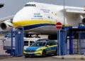 Almanya'daki Antonov kargo uçağı ve polis aracı - Almanya-Rusya diplomatik krizi
