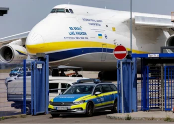 Almanya'daki Antonov kargo uçağı ve polis aracı - Almanya-Rusya diplomatik krizi