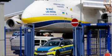 Almanya'daki Antonov kargo uçağı ve polis aracı - Almanya-Rusya diplomatik krizi