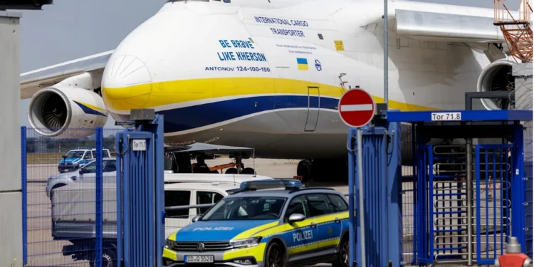 Almanya'daki Antonov kargo uçağı ve polis aracı - Almanya-Rusya diplomatik krizi