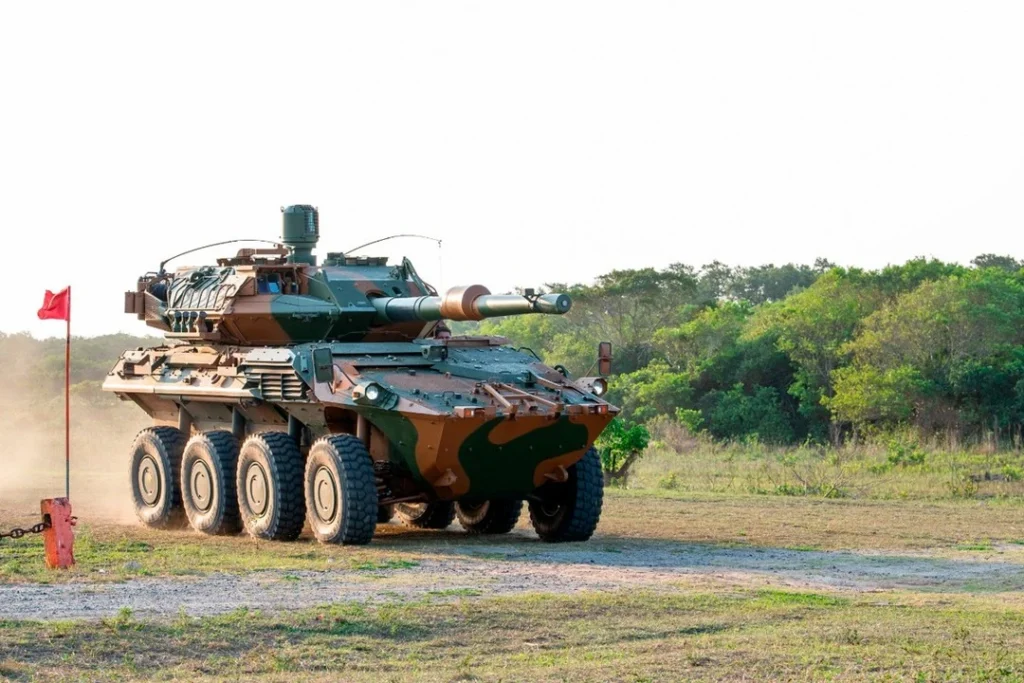 Centauro II'nin 120 mm'lik topu ve mürettebatı yakın çekim