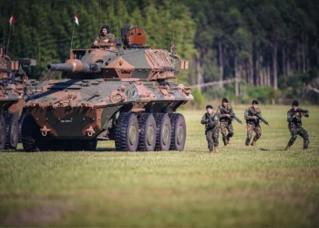 Centauro II zırhlı muharebe aracı ve Brezilya Ordusu askerleri tatbikat sırasında