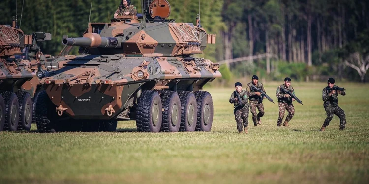 Centauro II zırhlı muharebe aracı ve Brezilya Ordusu askerleri tatbikat sırasında