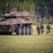 Centauro II zırhlı muharebe aracı ve Brezilya Ordusu askerleri tatbikat sırasında