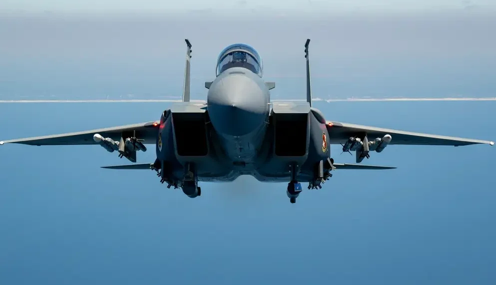 F-15EX Eagle II savaş uçağı Gulf of America üzerinde uçuşta