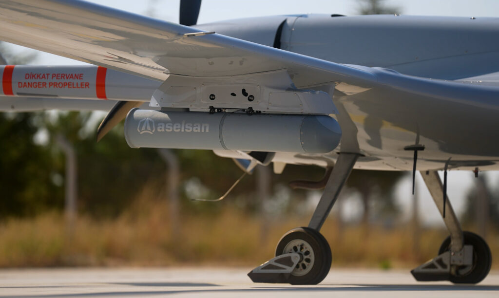 ASELSAN FULMAR 200 SAR podu Bayraktar TB2 kanadına entegre görünümü