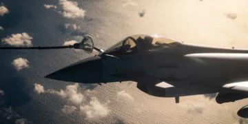 Eurofighter Typhoon uçağı havada yakıt ikmali gerçekleştirirken görülüyor.