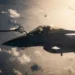 Eurofighter Typhoon uçağı havada yakıt ikmali gerçekleştirirken görülüyor.