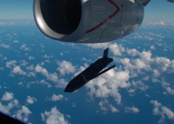 92WG'ye ait P-8A Poseidon'dan bırakılan AGM-158C LRASM füzesi