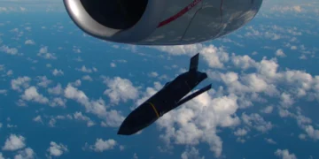 92WG'ye ait P-8A Poseidon'dan bırakılan AGM-158C LRASM füzesi