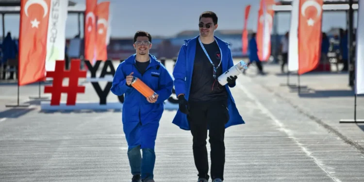 TEKNOFEST Roket Yarışması'nda finalist iki takım üyesi roket parçalarıyla yürüyor