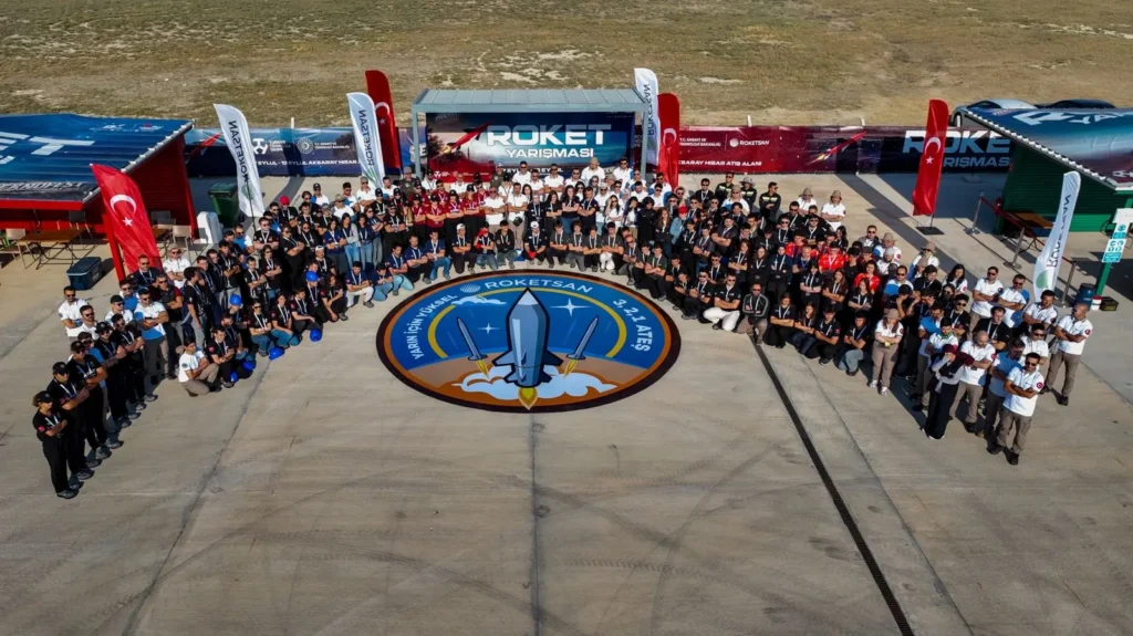 TEKNOFEST Roket Yarışması finalinde yer alan takımlar Aksaray Hisar Atış Alanı'nda toplu fotoğrafta